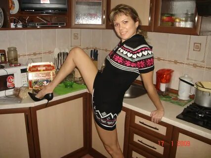 Жена позирует мужу