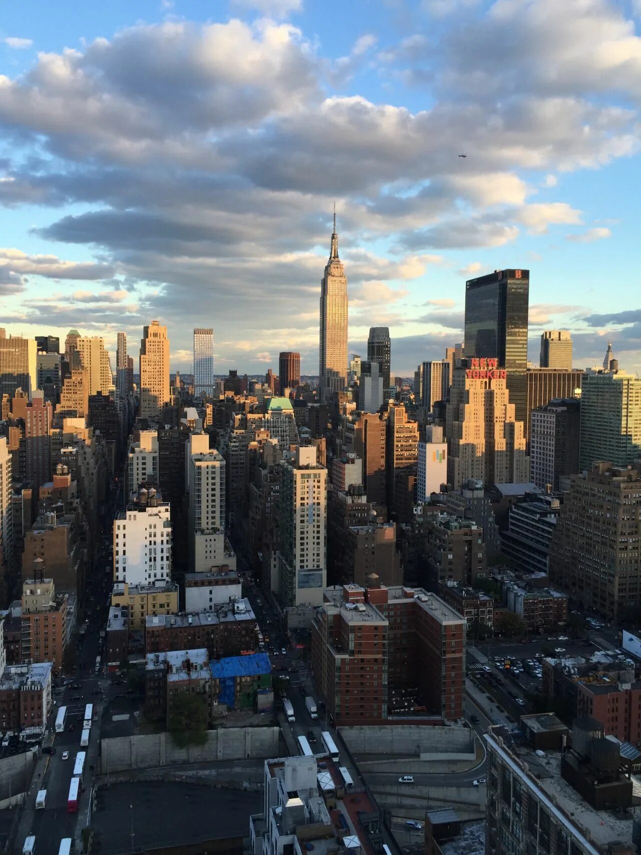 Minding city. Современный город. Современный город фото. Манхэттен вид из окна. Нью Йорк лайф фото.