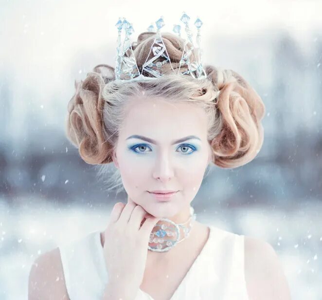 Plaid + Snow Bridal Shoot Winter photoshoot, Winter hairstyles, Snow photoshoot