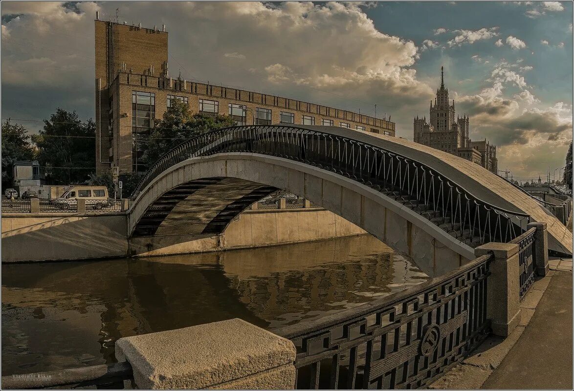 Дом мост в москве. Алексеевский мост москва. москва река мост. садовнический мост в москве. мосты яузы в москве.
