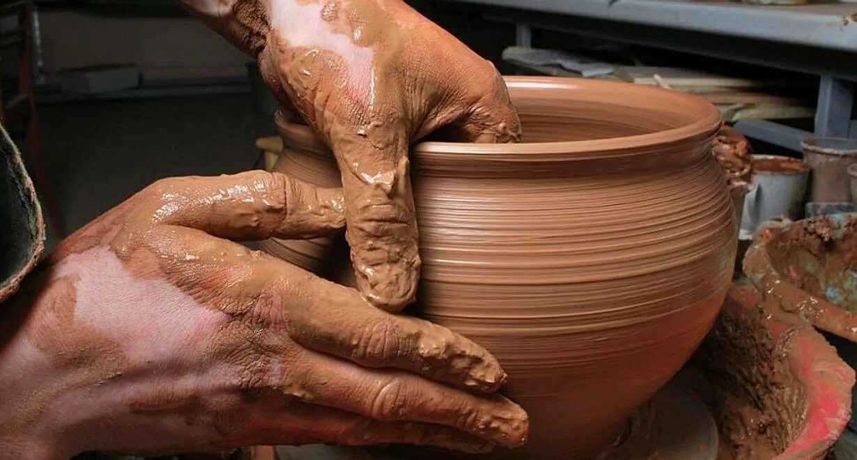 Дело в глине. Лепка на гончарном круге. Месопотамия гончарный круг. Гончарное искусство мастер класс. Дело в глине.