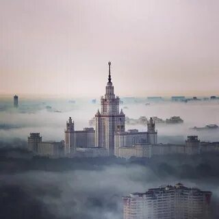 На красной площади будто сквозь туман