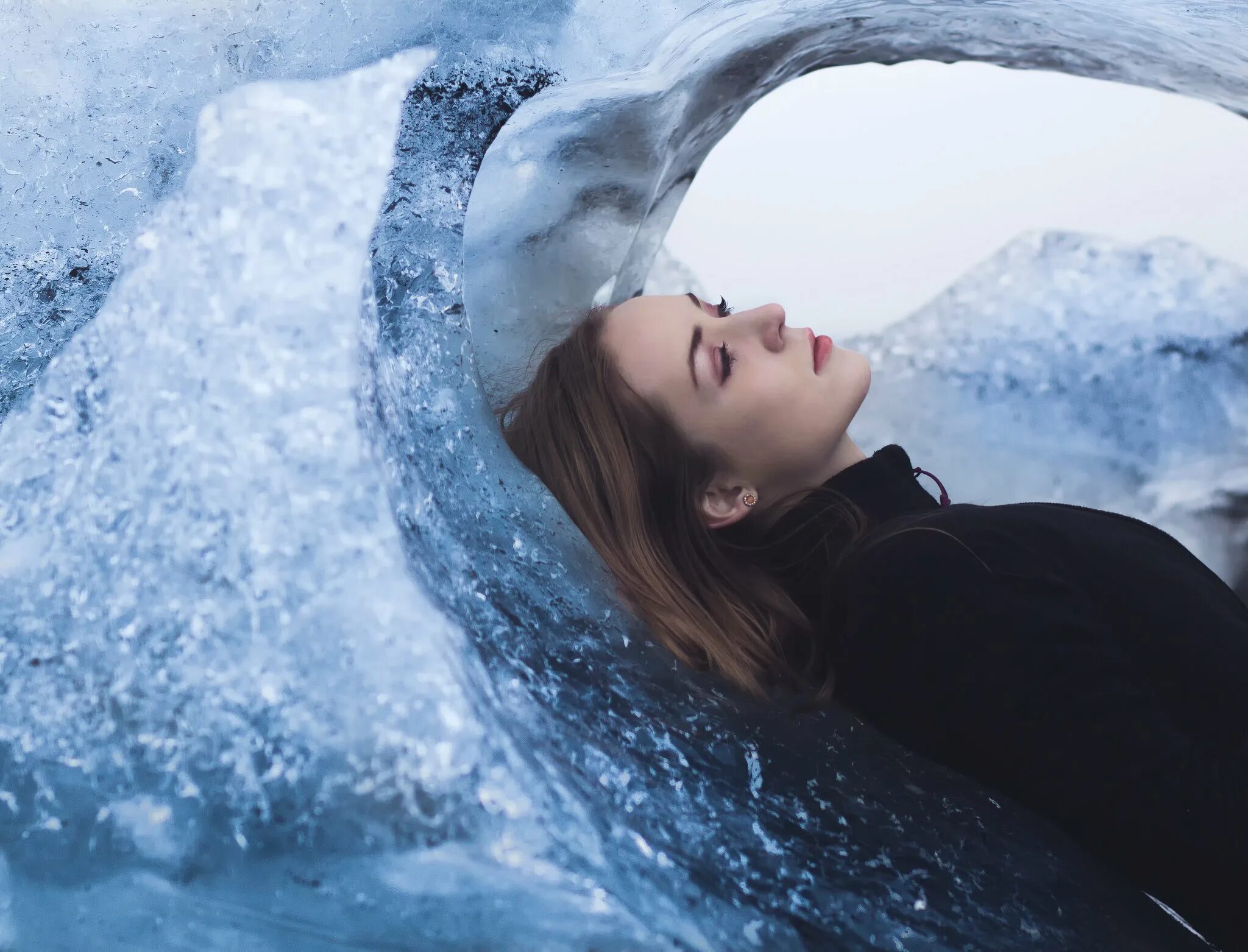 Холодная вода похожа. Женщина лед. Девушка во льду. Девушка холод. Фотосессия на льду девушка.
