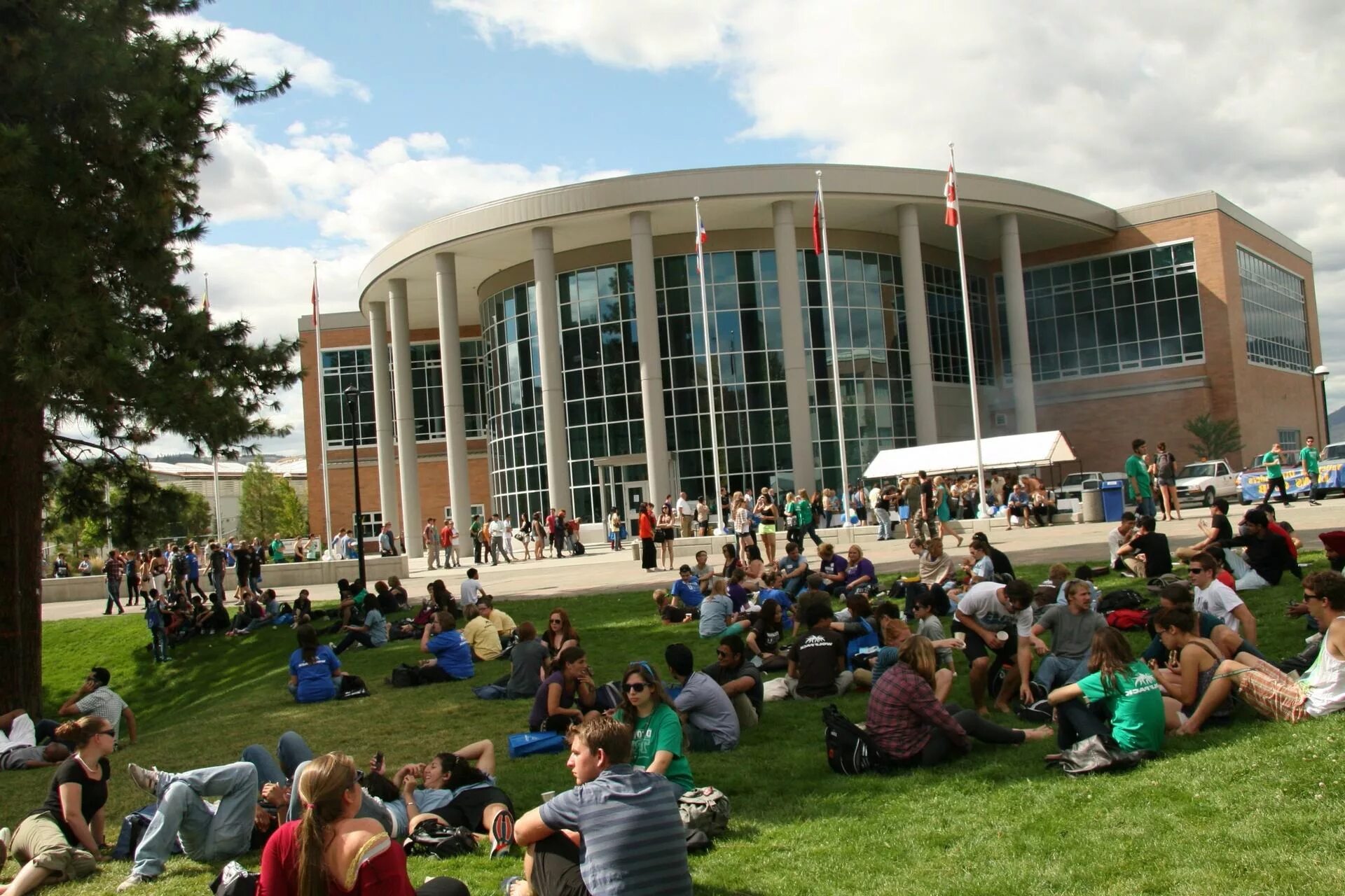 River university. Университет британской колумбии. Город камлупс канада университет томпсон. Университет британской колумбии канада. Thompson rivers university campus.