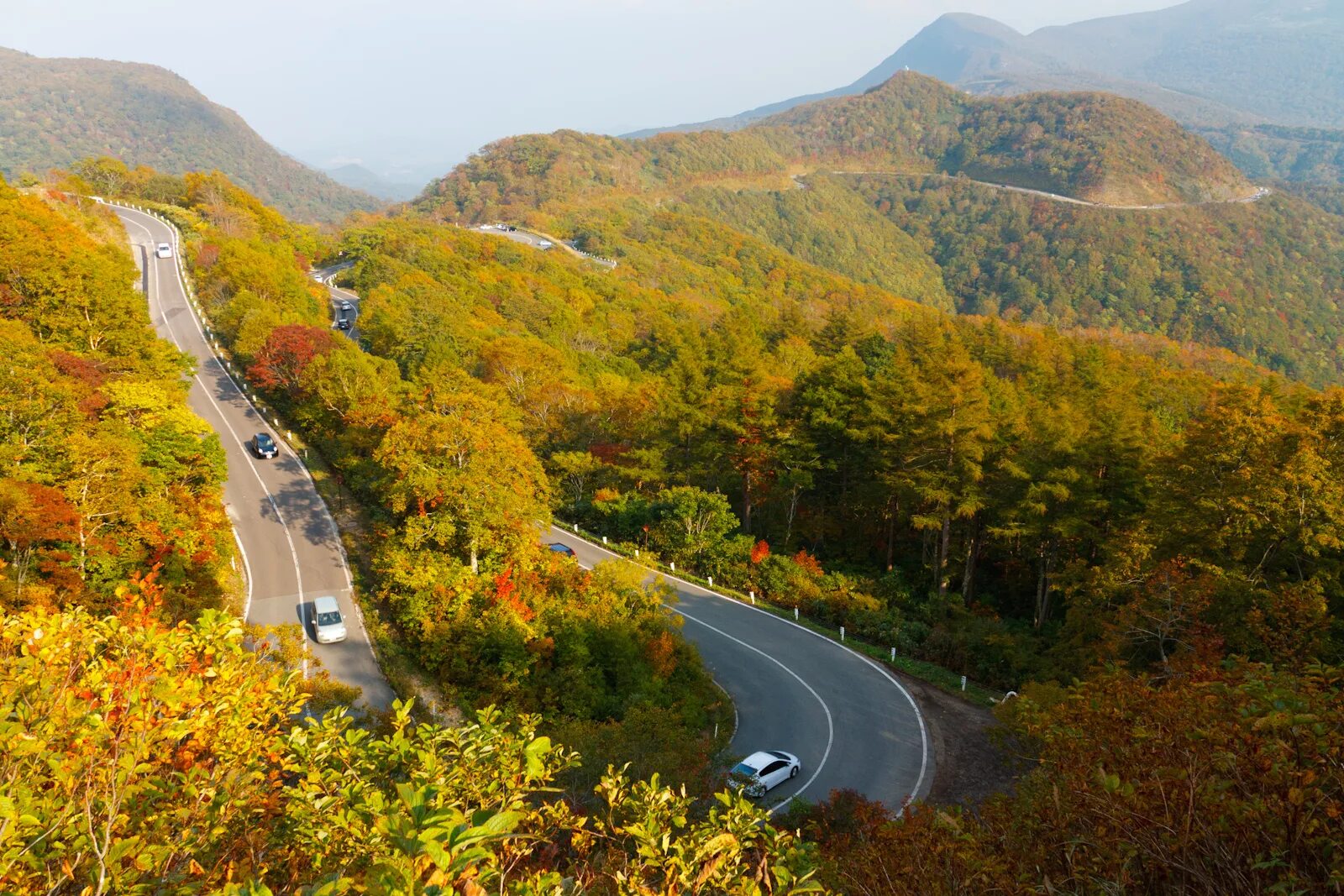 Yellow spring road япония. Гора Акина Япония. Дороги в Японии. Дорога в горах Японии. Серпантины Японии.