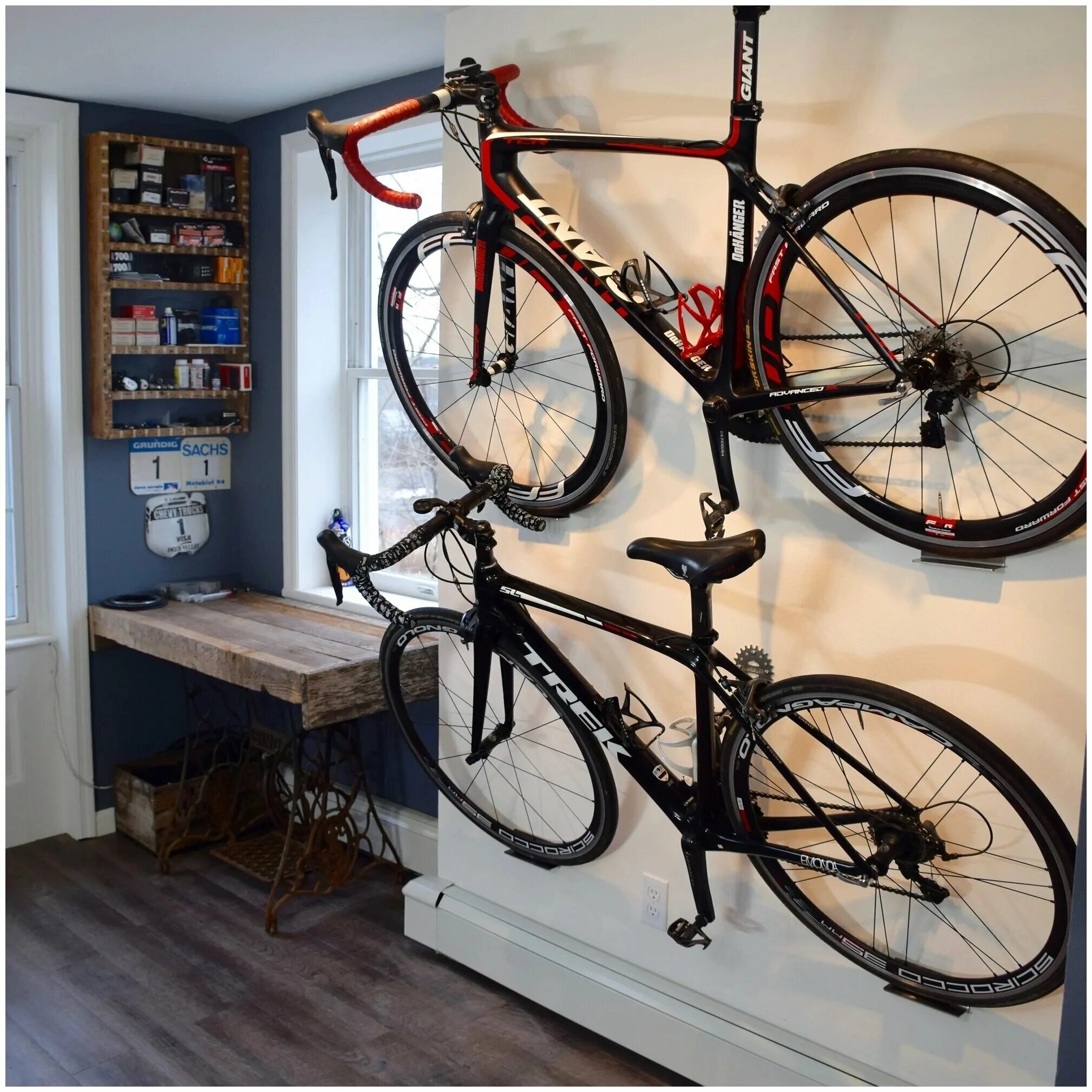 Велосипед на стене. Велосипед в интерьере. Хранение велосипедов. Компактное хранение велосипедов. Bike room