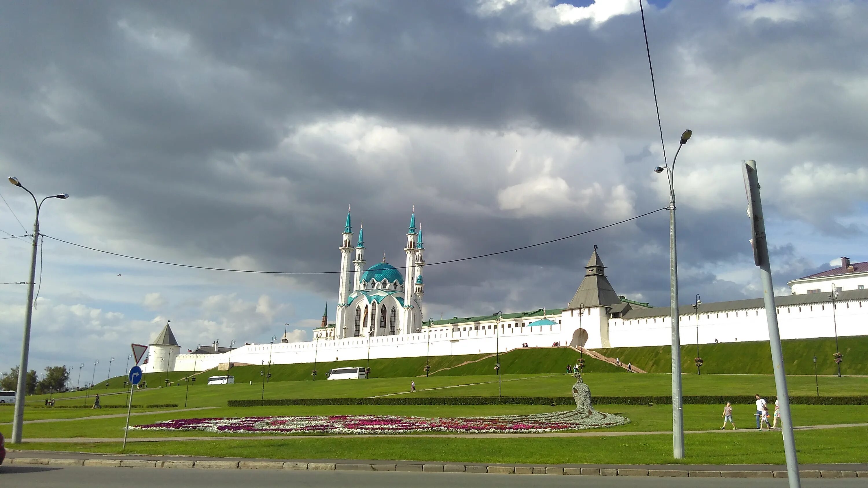 Казанский кремль сайт. Казанский Кремль. Макушка Казанский Кремль. Казанский Кремль панорама. Казанский Кремль природа.