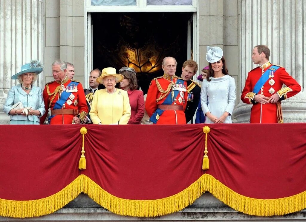 Queen over. Royal Ceremonies in Britain. Prince Andrew Trooping the Colour. Trooping the Colour самолеты. Berqa Royal Ceremony.