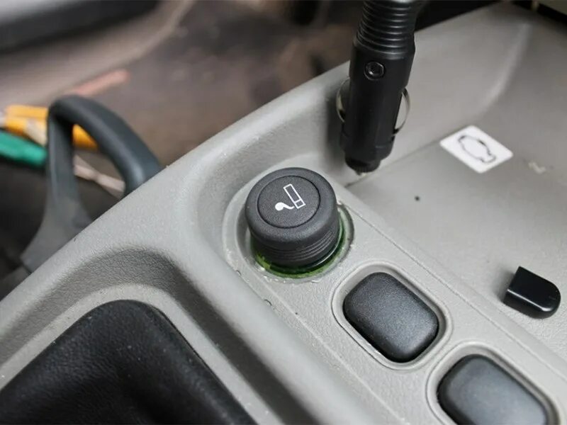 Переключатель отопителя королла. Полярность автомобильного прикуривателя. Где расположен прикуриватель. Прикуриватель гранта 2014. Патрон прикуривателя лексус ис 250.