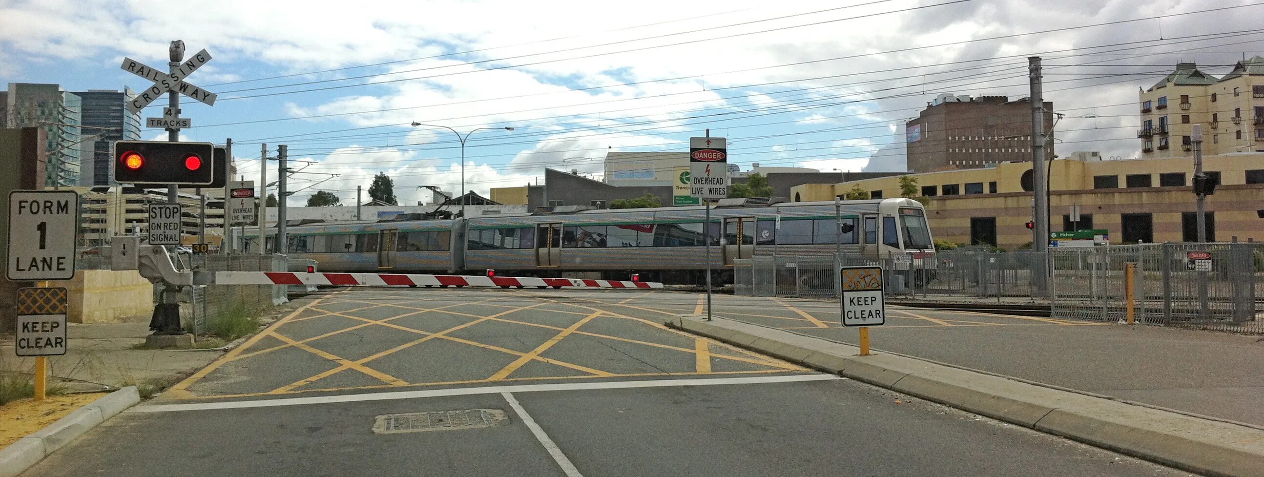 Пешеходный переход в Америке. Rail Crossing uk. USA Railroad Crossing. Perth City Station East Perth Terminal. Level crossing