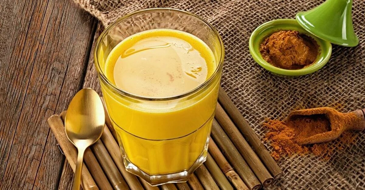 Золотое молоко. Золотое молоко куркума Аюрведа. Золотое молоко с куркумой. Напиток с куркумой. Напиток с куркумой медом и молоком.