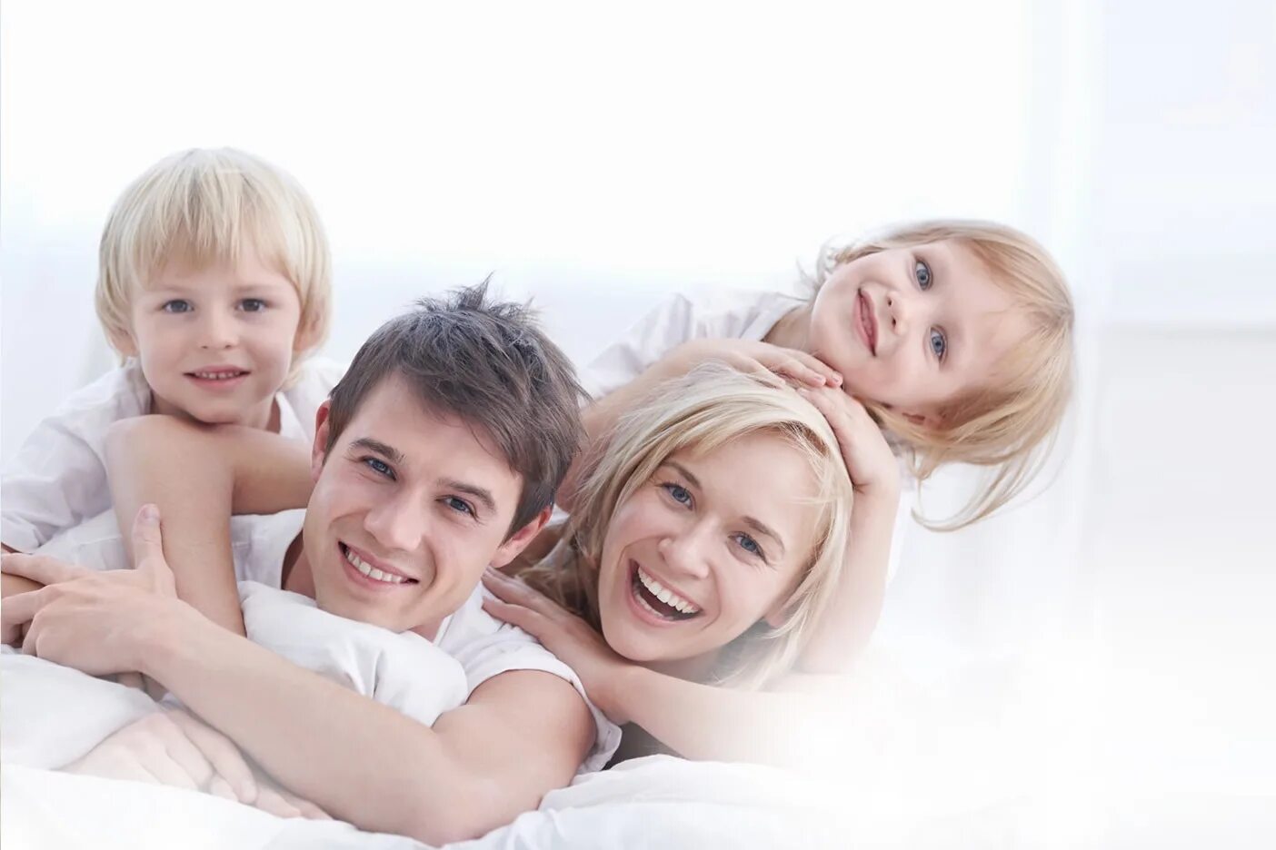 Акция счастливая семья. Фон семья. Семья на Светлом фоне. Счастливая семья. Семья на белом диване.