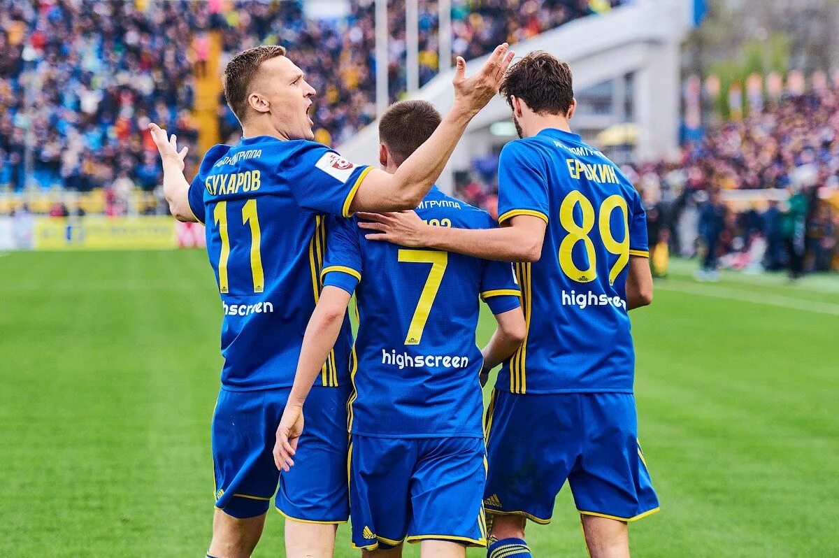 Fc rostov ru. ФК Ростов. Цвета ФК Ростов. Футболисты Ростова. ФК Ростов обои на рабочий стол.