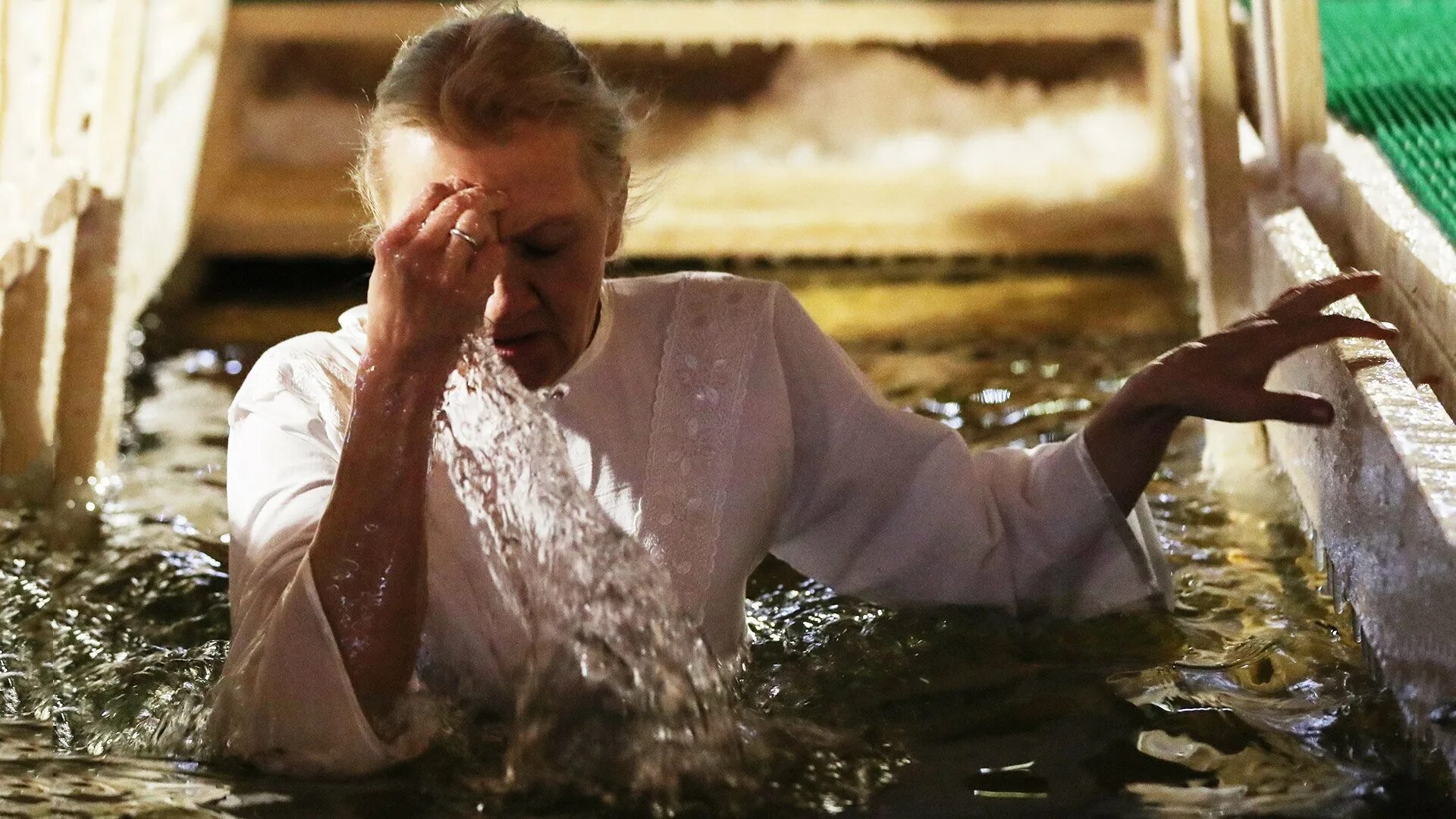 Крещенские купания. Фото купели на крещение. Купание в Иордане. Купаться в Иордане. Надо искупаться