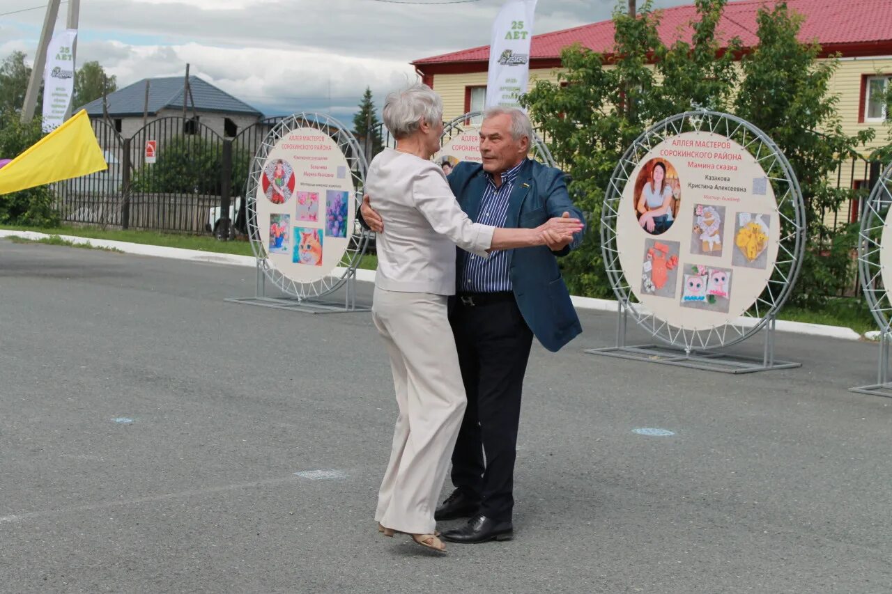 Город мастеров надпись. Поселок халясавэй. Аллея мастеров на детском празднике. Выставка-ярмарка аллея мастеров. Выставка-ярмарка аллея мастеров.