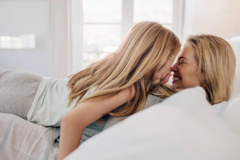 Мама целует дочь. Фотосессия мама целует дочку. Mom and daughter drinking water. Mom daughter seducing. Соблазнение девочки подростка.