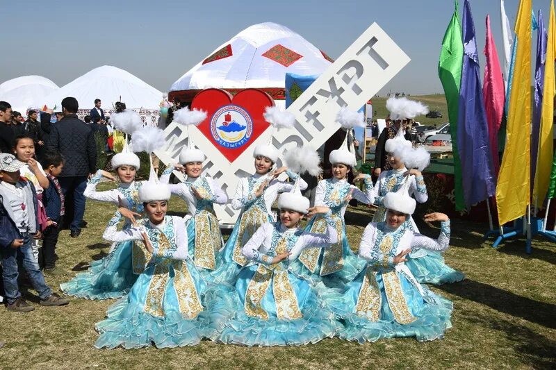 14 наурыз көрісу күні сценарий. Корису айт казахский праздник. Праздник Көрісу күні. 14 Наурыз праздник.