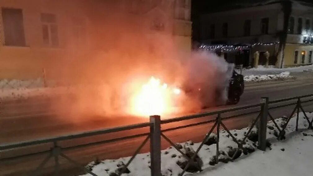 Лицо внезапно горит. Сгорел автомобиль рено. возгорание автомобиля на советской в тамбове. в брянске сгорела машина сегодня. брянск горит кремний.