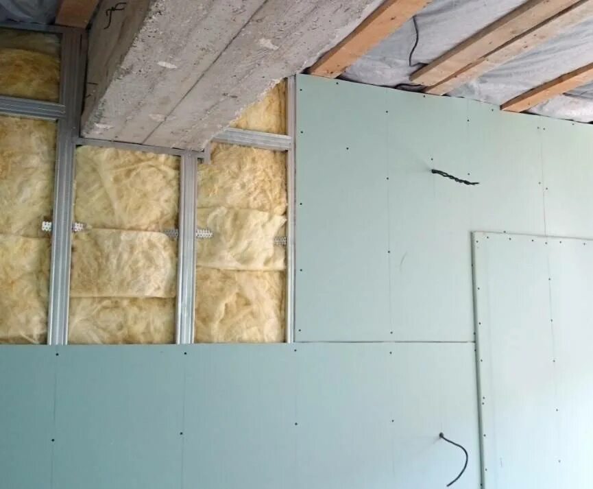 Деревянный каркас стены. Утепление дома изнутри гипсокартоном. Стена из гипсокартона с утеплителем. Утеплить стену гипсокартоном. Утепление дома изнутри гипсокартоном.