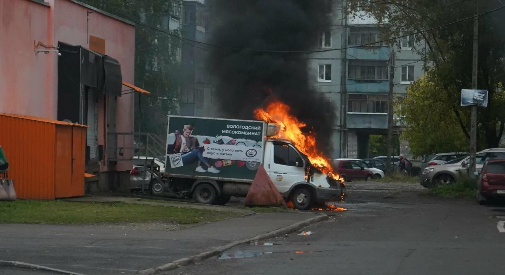 Горение пожар. Сгоревшие пожарные автомобили. Авария пожарной машины на Конева. Цирк вологда на конева 2024