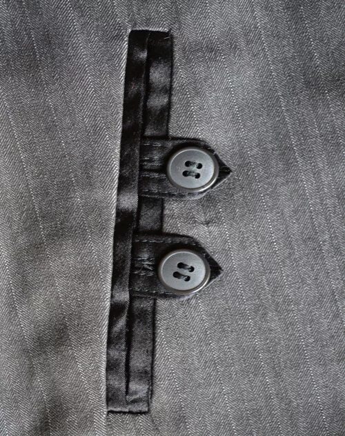 джинсы на пуговицах.