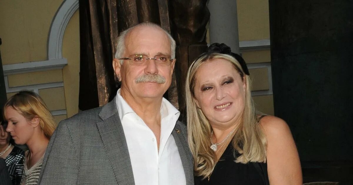 Жена михалкова никиты сергеевича. Жена михалкова. Жена никиты михалкова. Сын никиты михалкова и татьяны михалковой. Жена никиты михалкова.