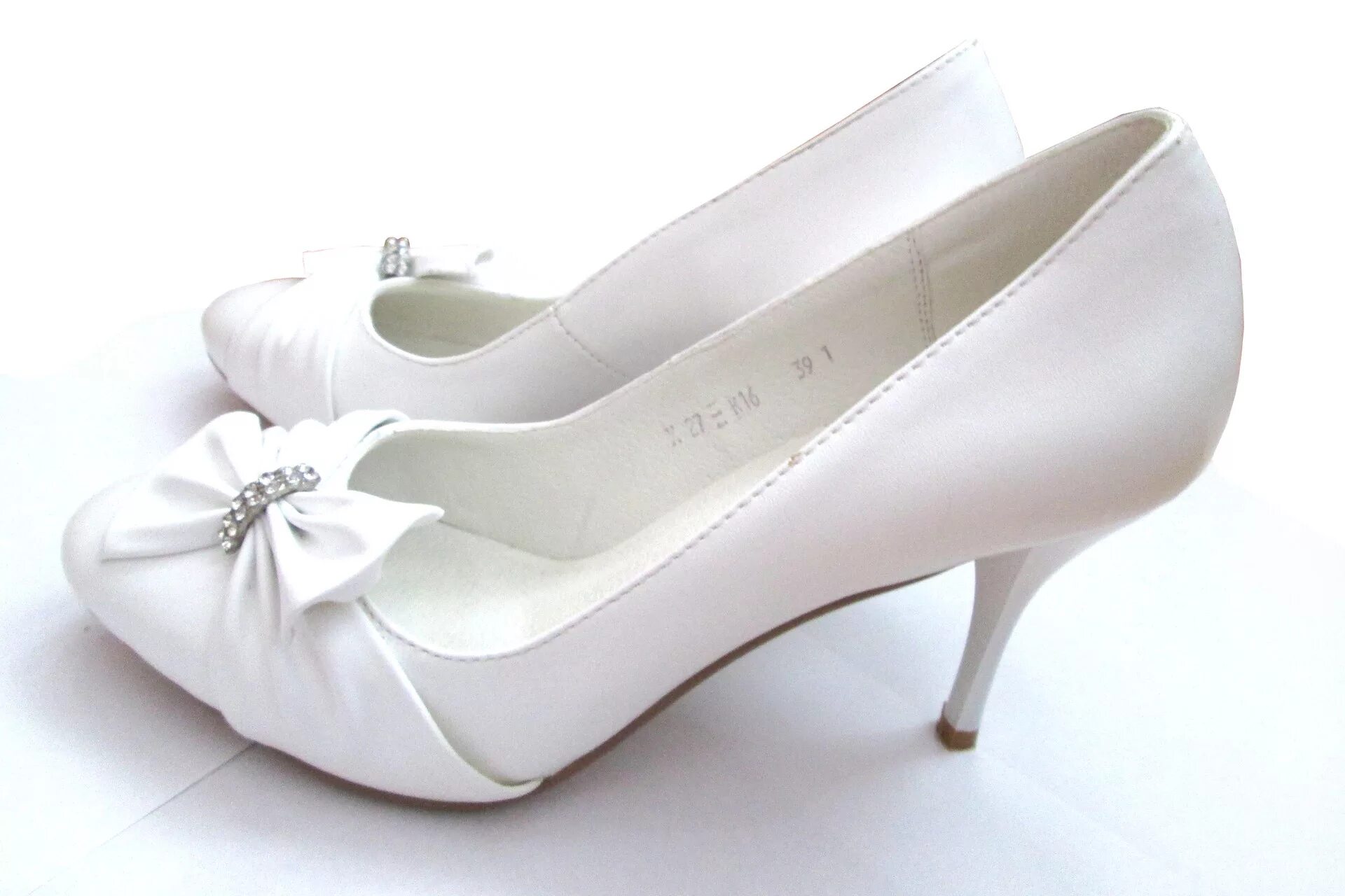 Купить женские туфли 39 размера. Molly Wings туфли Свадебные. Свадебные туфли mare Andi. Свадебные туфли на низком каблуке. Туфли белые Свадебные.