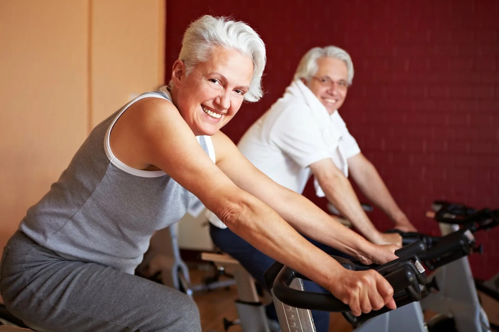 Пожилые люди спорт. Физические нагрузки. Пожилые люди занимаются спортом. Занятия спортом пожилые.