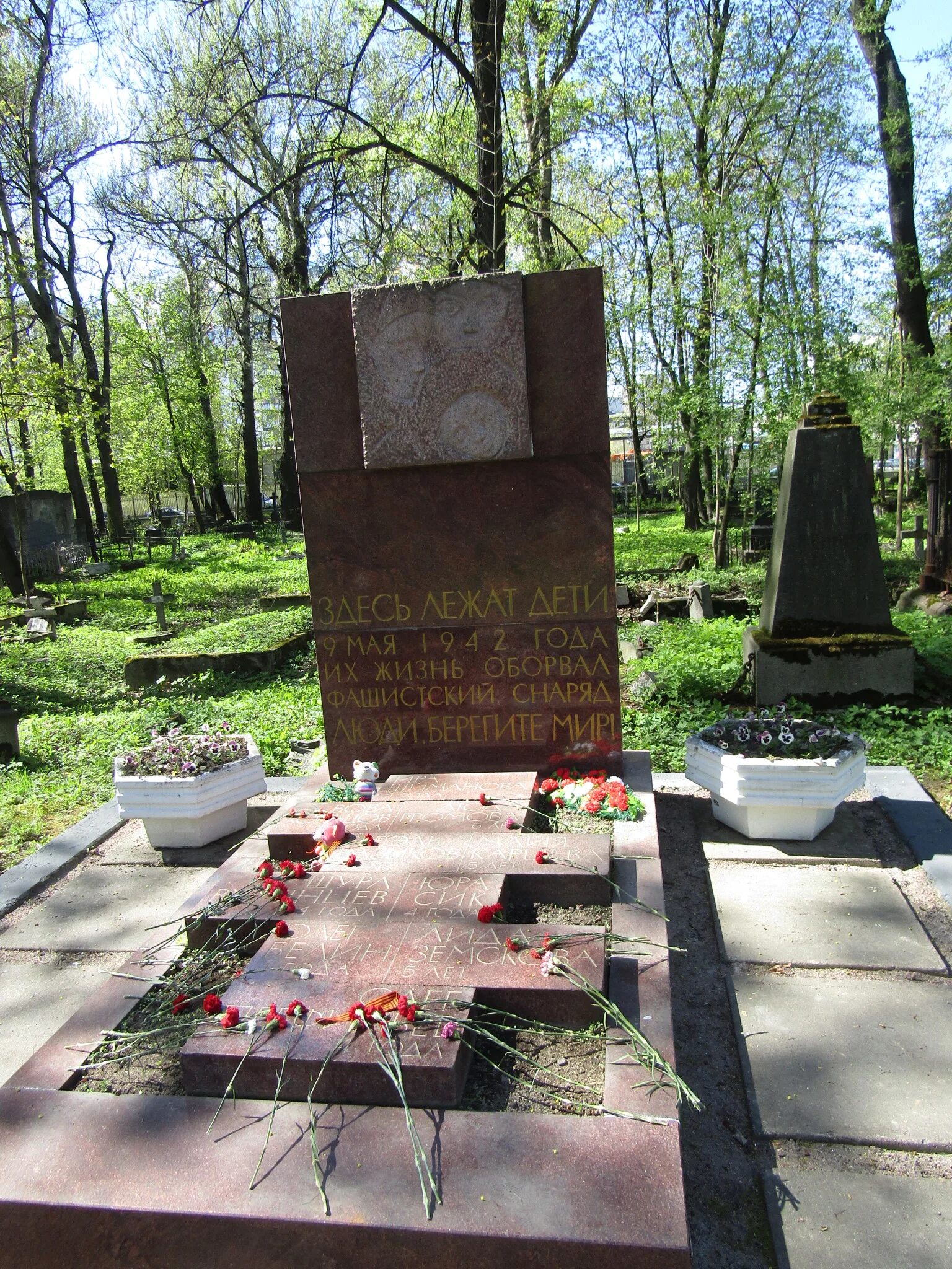 Балтийск братская могила. Станица неберджаевская братская могила. Кладбище в лагере герасева. Братская могила дети. Брестская крепость братская могила.