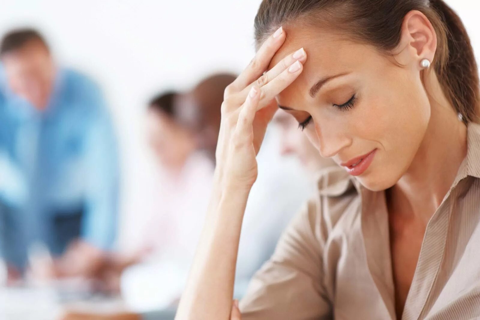 Болит голова фото. Свист в голове. Звон в ушах картинки. Шум в ушах картинки. Звон в голове.