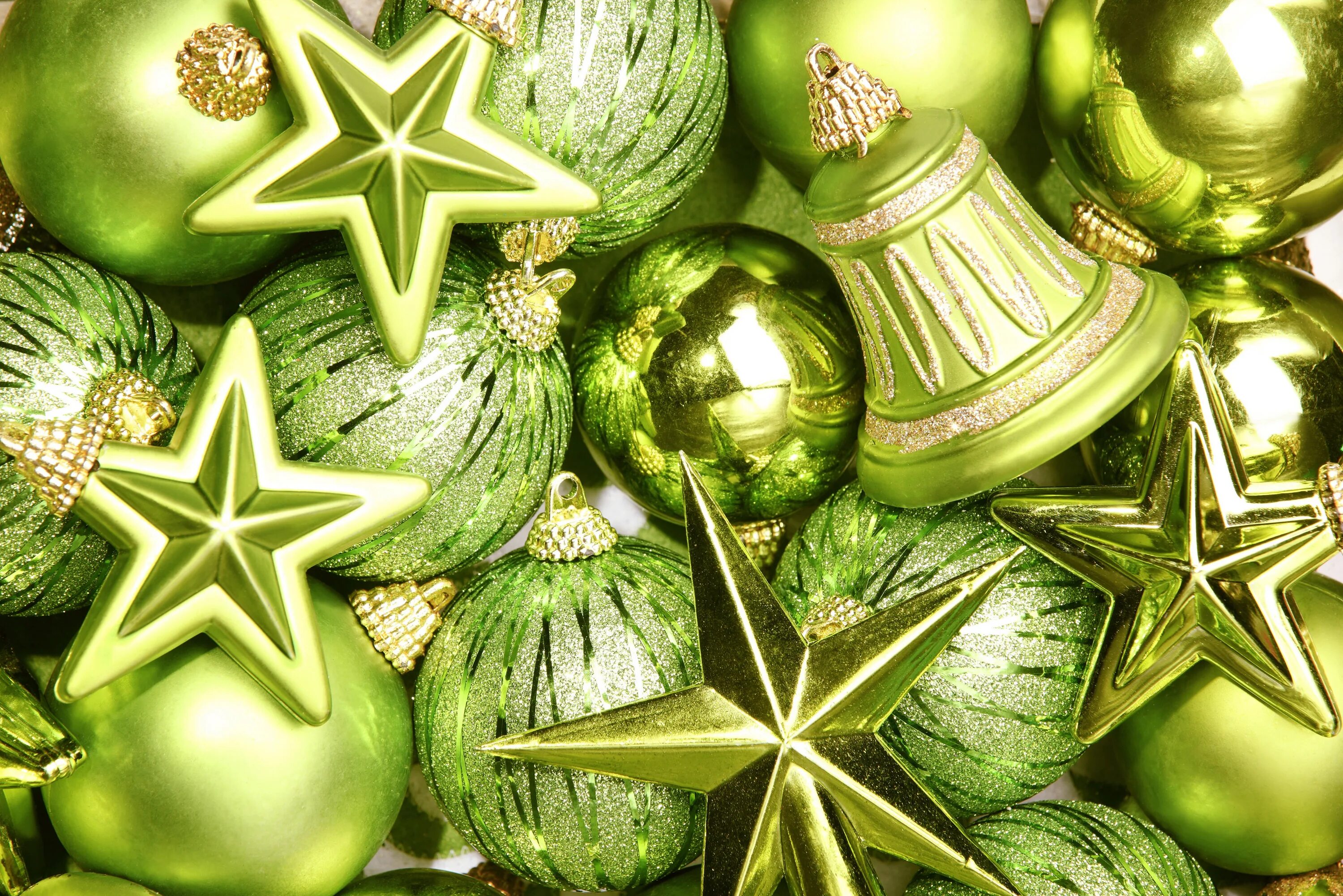 Зеленый золотой шары. Новогодние игрушки. Новогодний фон. Зеленые новогодние игрушки. Новогодние обои.