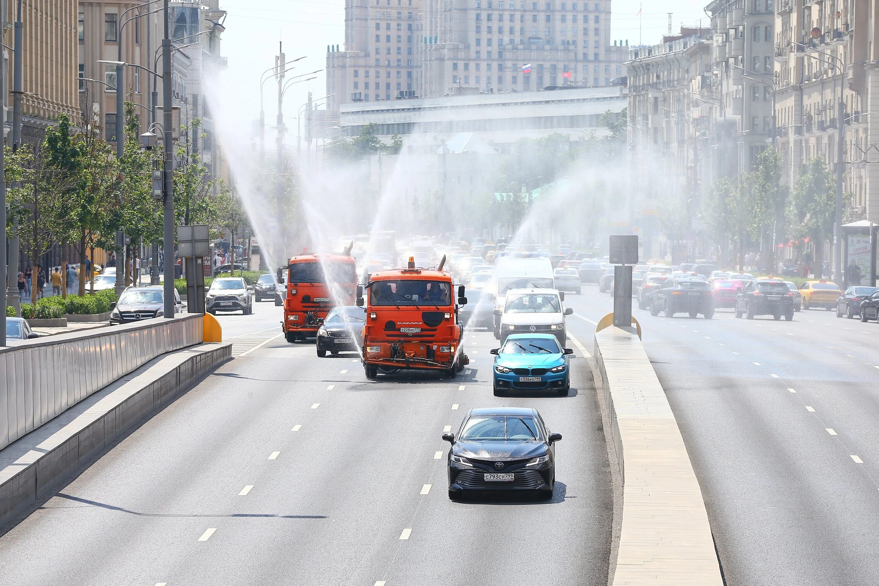 Жара в Москве 2022. Поливальная машина. Москва в жару. Дождь в России. Какое ожидается лето 2024 в москве