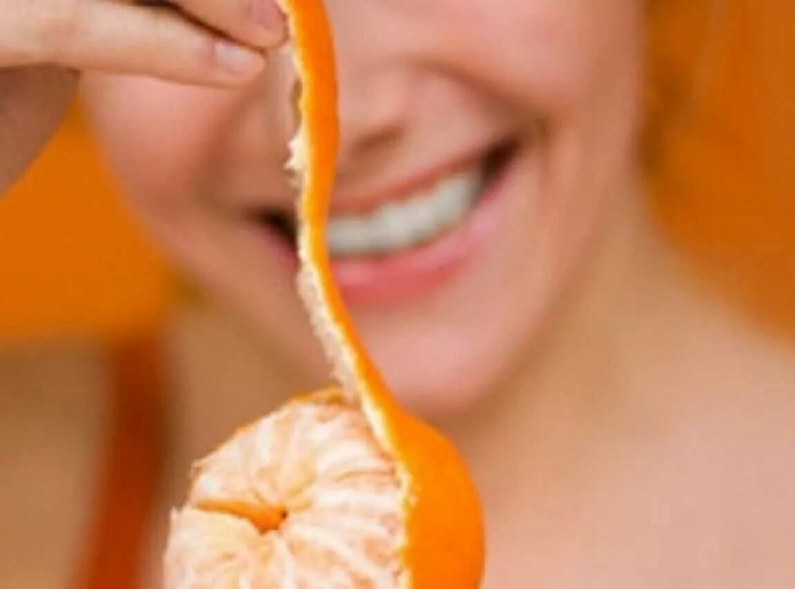 Человек кожура. Девушка с апельсинами. Девушка с мандаринами. Фотосессия с апельсинами. Девушка ест мандарин.