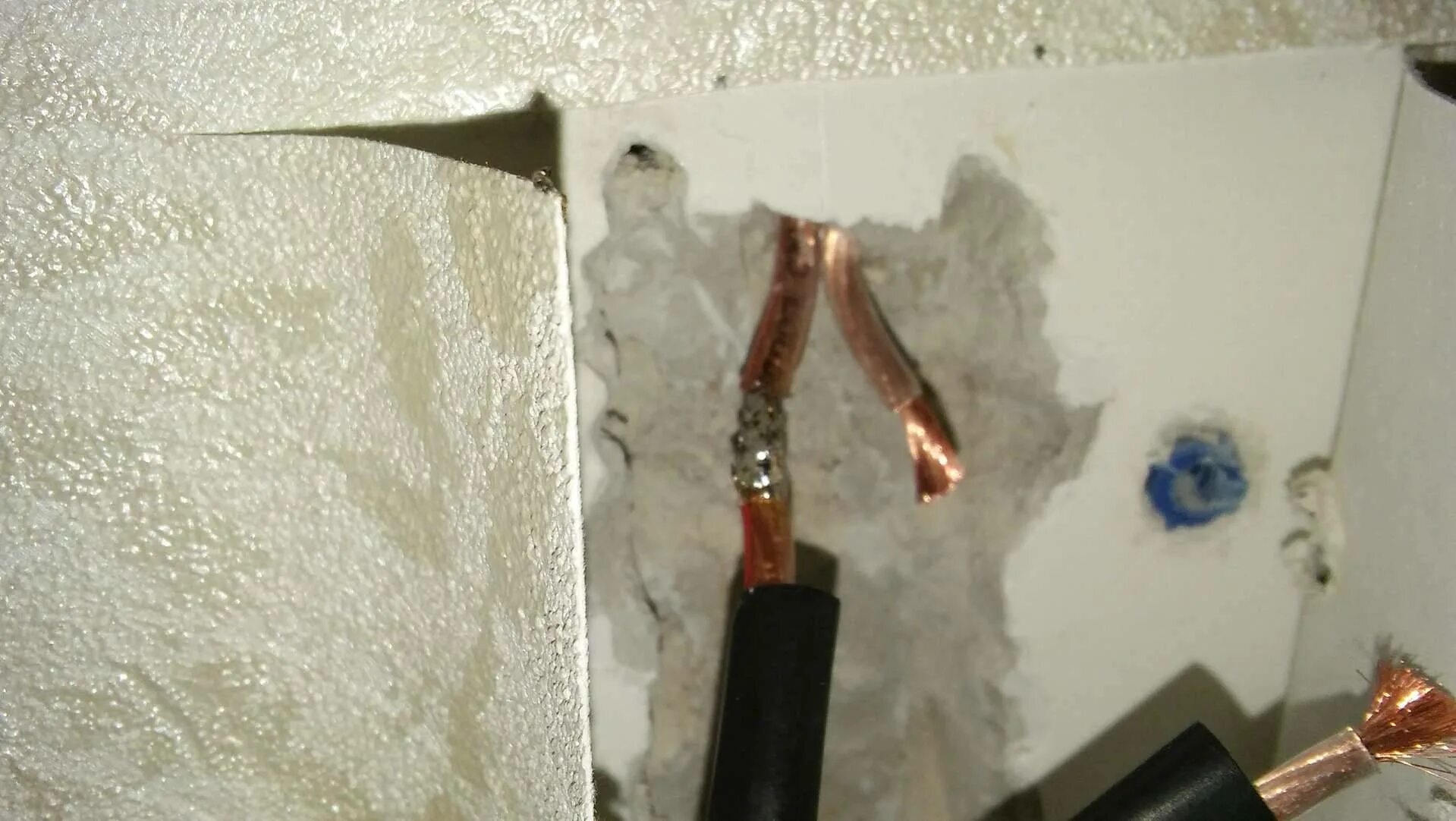 Провода на стене. Соединить провод в стене. Пробит кабель в стене. Поврежденные электрические провода в стене.