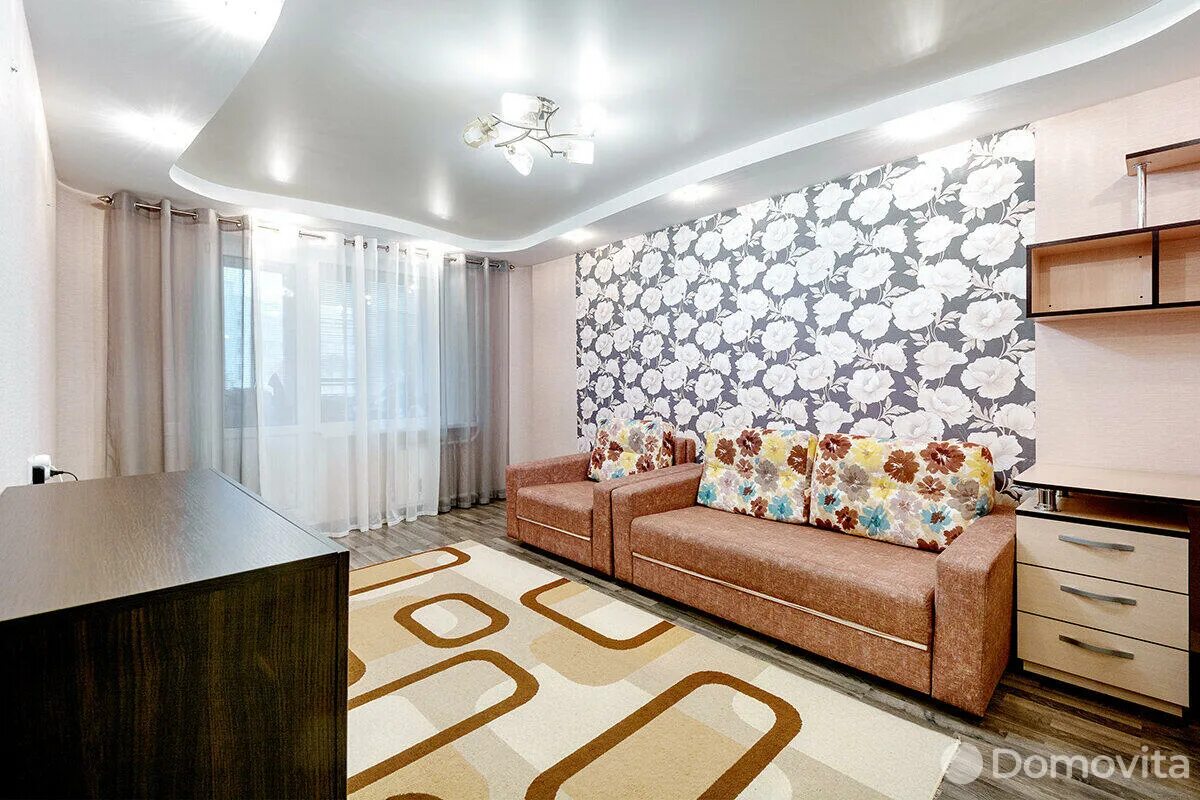 Белые обои в гостиной. Евроремонт однокомнатной. Однокомнатная квартира в минске. Квартиры студии в минске. Квартира студия в минске.