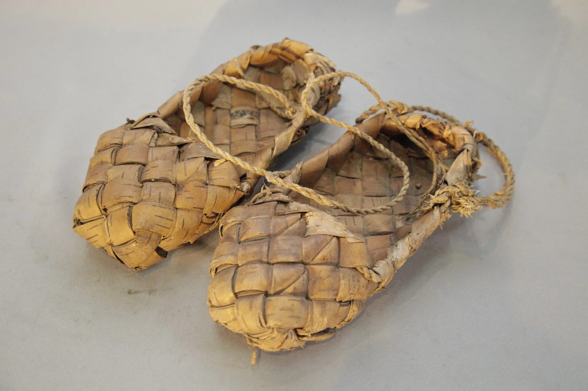 лапти чуни веревочные. лапти из лыка. петр 1 плетет лапти. первые лапти. лапти обувь древней руси.