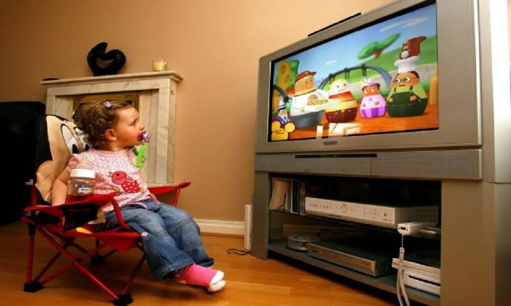 Young tv watch. Телевизор для детей. Телевизор для дошкольников. Малыш и телевизор. Интерактивный телевизор.