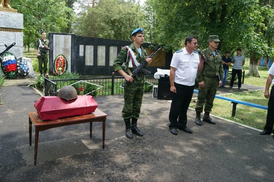 Шенджий адыгея. Перезахоронение в ауле Шенджий. Памятники в ауле Шенджий. Краснодарский край аул Шенджий. Школа аул Шенджий.