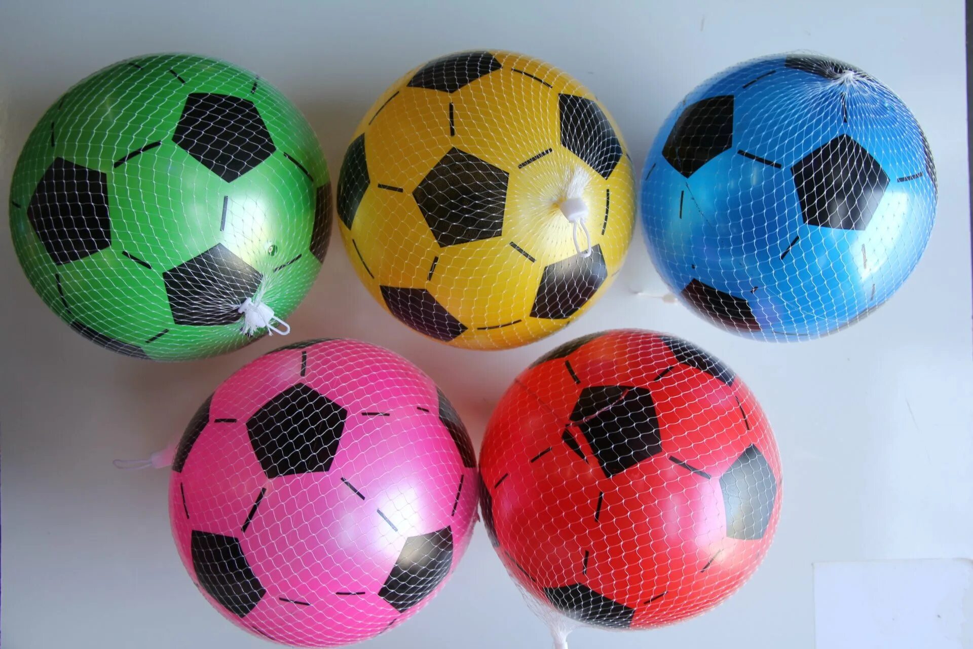 Мяч. Цветной мяч. Разноцветные мячики. Мячи для детей цветные. Разноцветный меч детский.