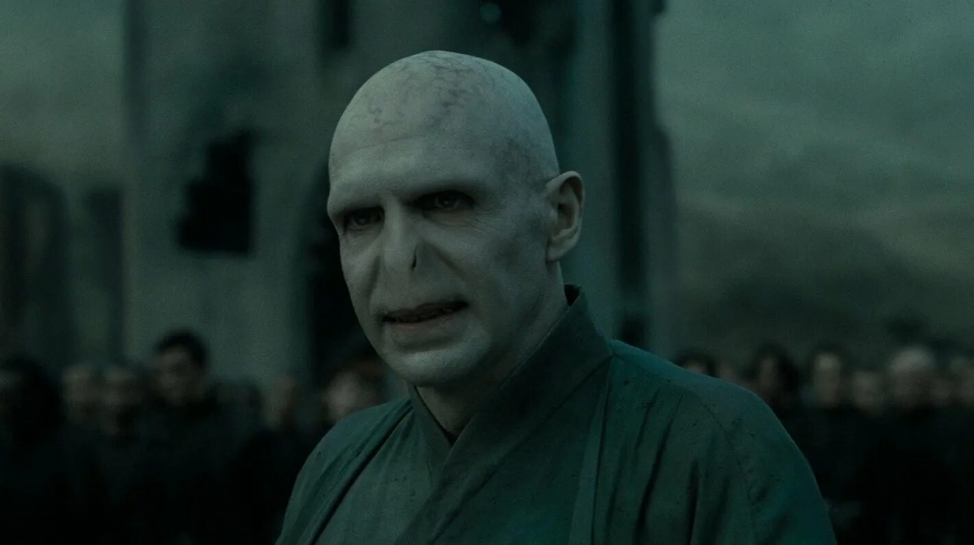 Лорд волан де морт. Гарри поттер и воландеморт. Гарри поттер и лорд воландеморт. Гарри поттер и воландеморт. Как звали главного злодея.