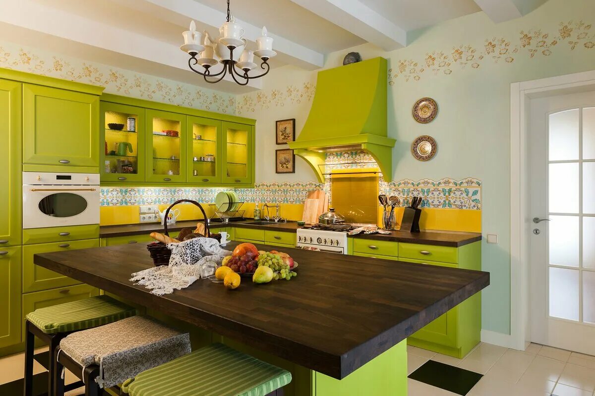Какие цвета сочетаются на кухне. Интерьер кухни. Кухня в оливковых тонах. Яркая кухня. Кухня в желтом стиле.