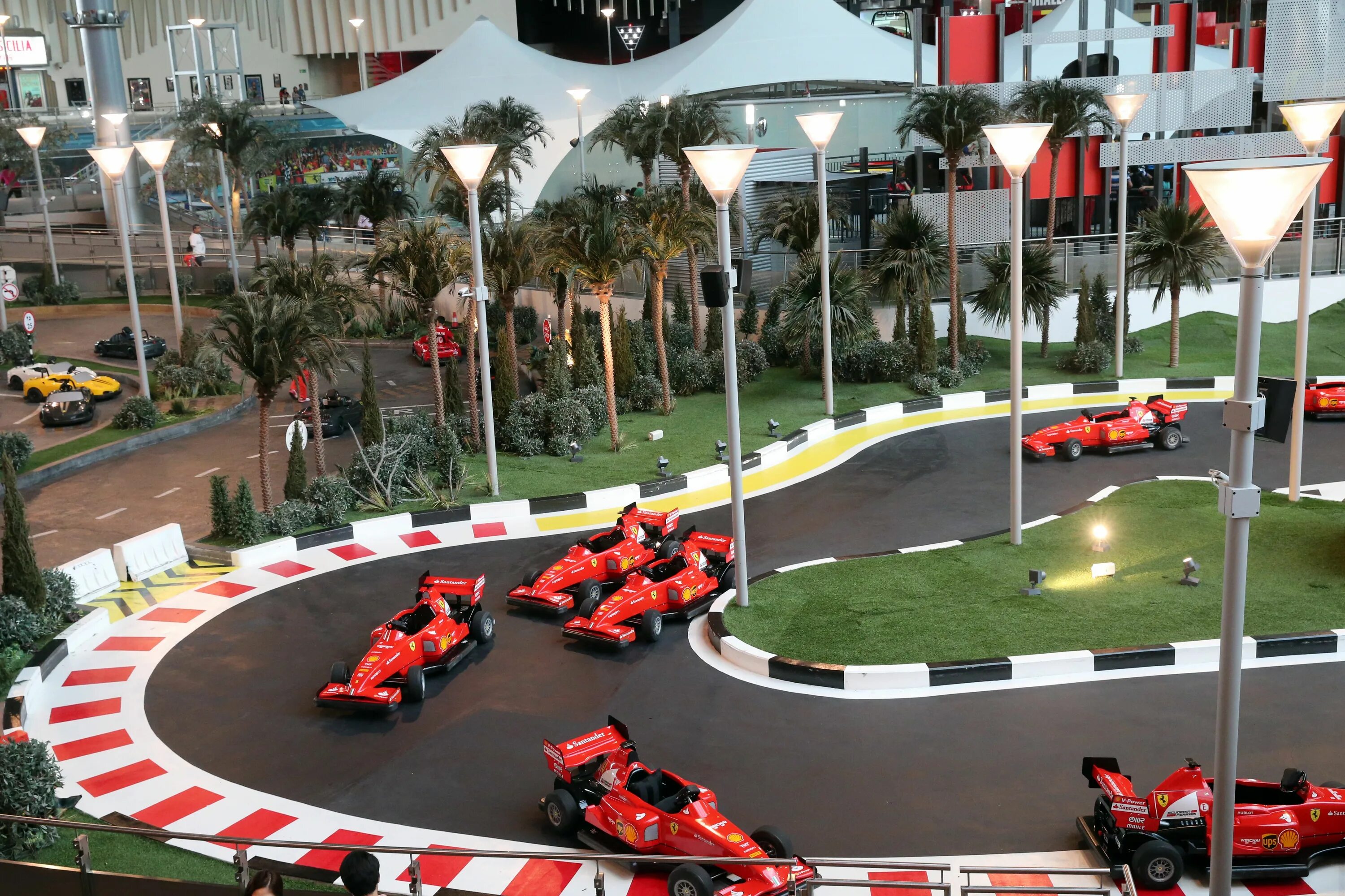 Парки развлечений в дубае. Ferrari World Абу-Даби. Тематический парк Феррари в Абу Даби. Феррари парк Дубай аттракционы. Феррари парк Абу Даби аттракционы.