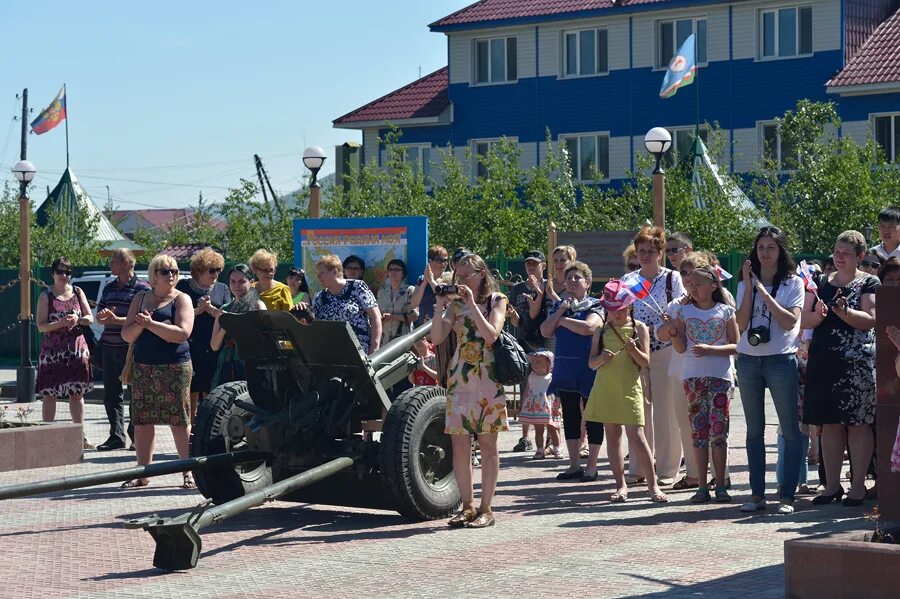 Погода усть александровск. Площадь Победы в Усть-Нере. Усть-Нера Ностальжи. Усть Нера памятник. Администрация Усть-Нера.