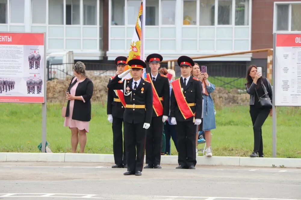 Кадетская школа южно сахалинск. Кадетская около в южной сахалинске. Кадетская школа южно сахалинск. Кадетская школа сахалин. Кадеты в школе.