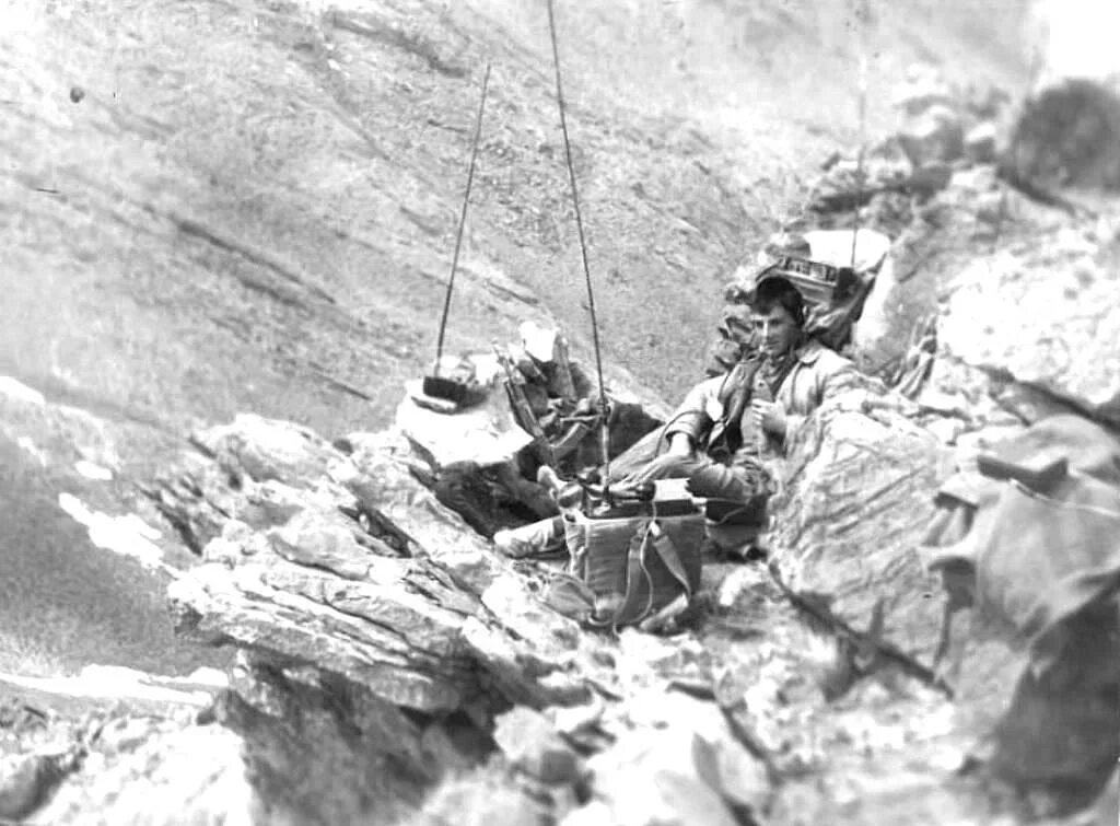 Связисты вдв в афганистане. Военный грузовик зил 131 в афгане. Авиабаза баграм афганистан. Связист в армии. Связисты в афганистане.