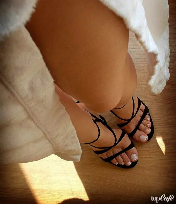 тога женская. сладкие ножки девушки. сладкие ножки девушки. красивые ноги женщин. красивые ноги девушек.