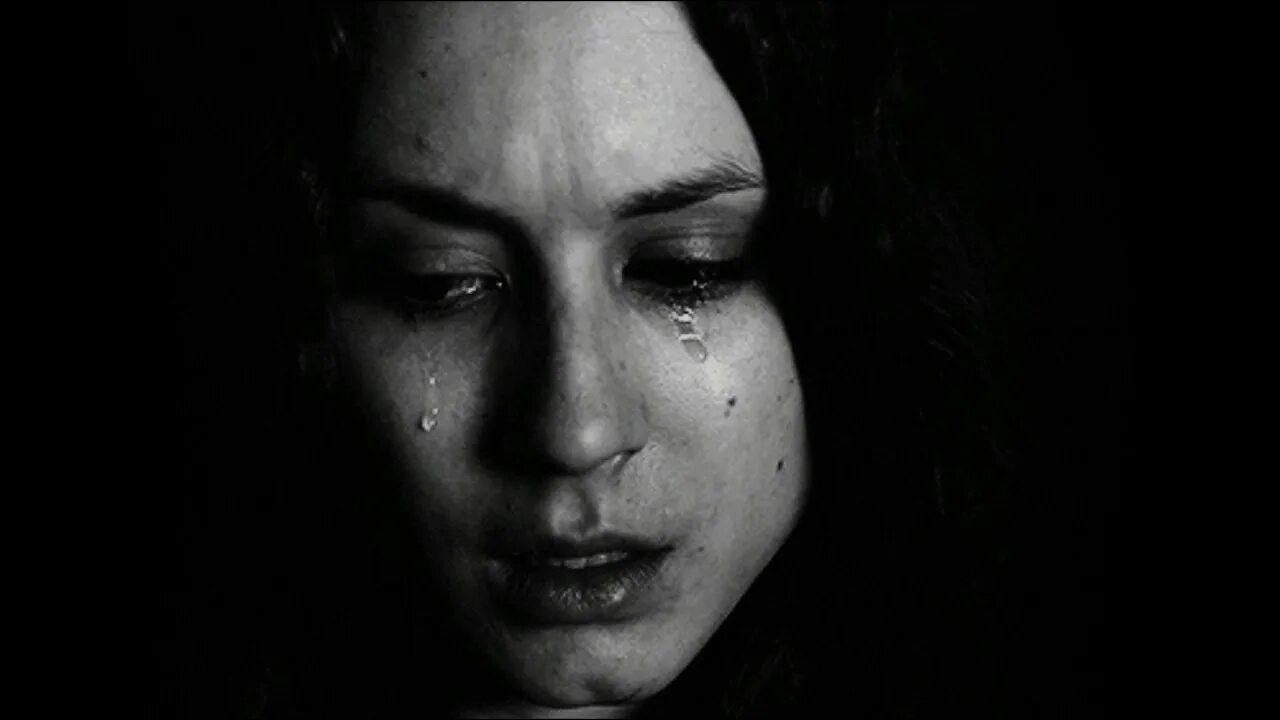Девушка плачет. Девушка в слезах. Плачущая девушка. Слезы горести.