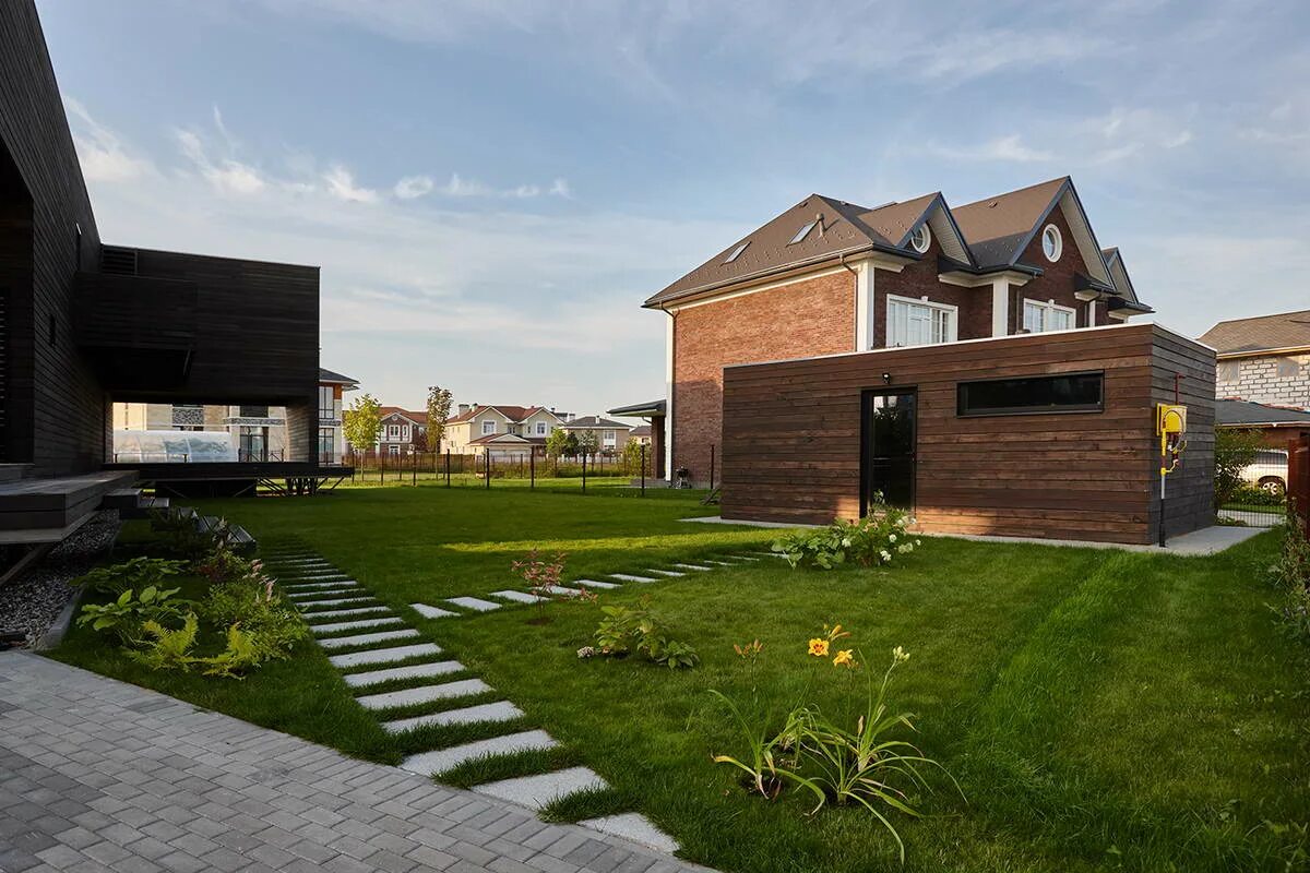 Клумба перед террасой. Бугаев гарден. Поселок вудлэнд. Бугаев парк гарденс. Поместье территория ландшафт англия.