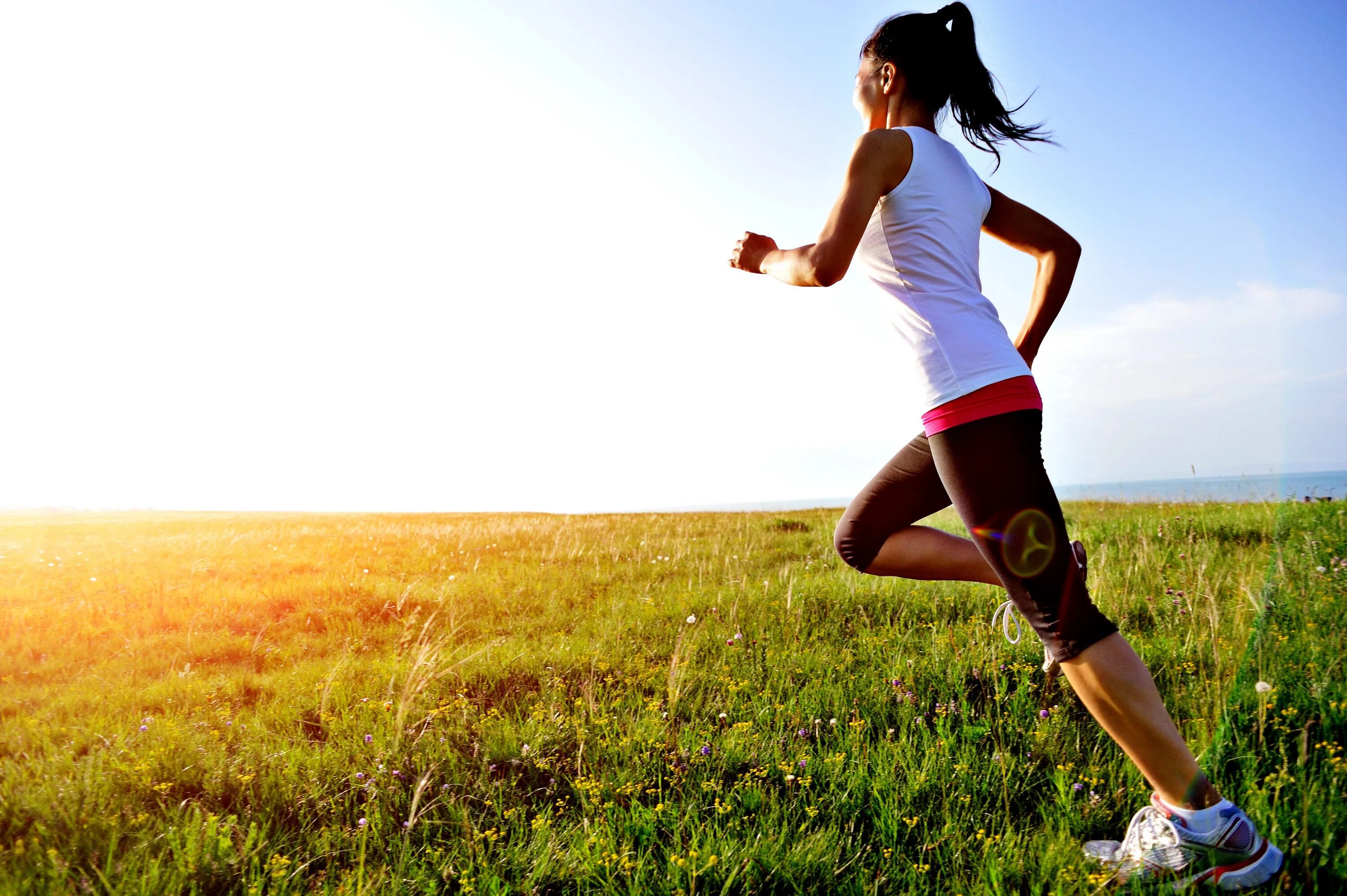Спортивное здоровье. Бег на природе. Спорт на природе. Здоровый образ жизни бег. Девушка на пробежке.