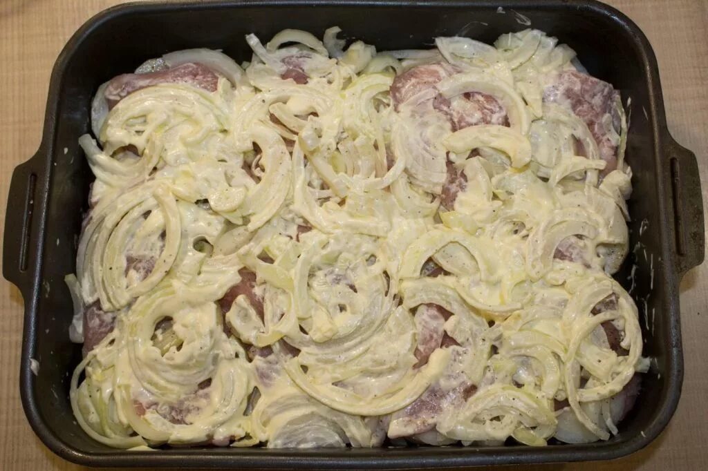 Как замариновать мясо по французски. Мясо лук майонез. мясо с луком и майонезом в духовке. мясо лук картошка сыр майонез в духовке. мясо французски в духовке.